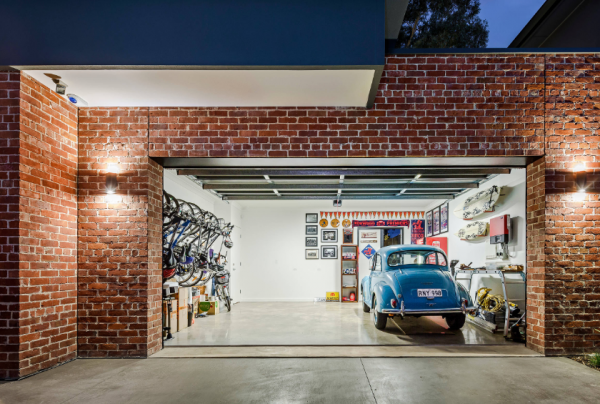 Garasi dengan Dinding Batu Bata Ekspos